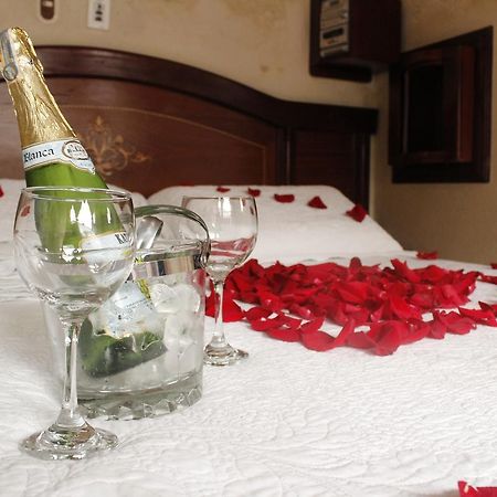 Motel Piramides De Cristal โบโกตา ภายนอก รูปภาพ