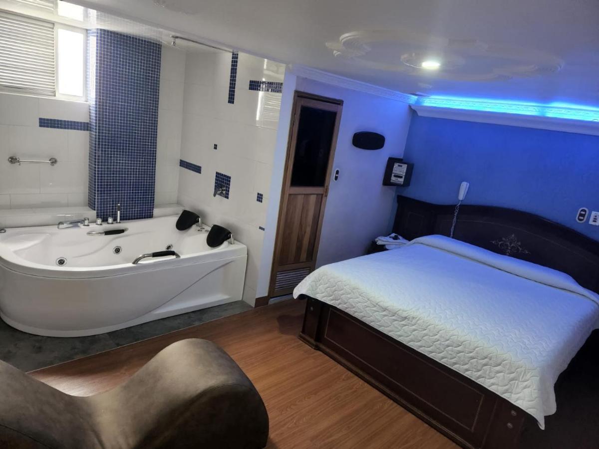 Motel Piramides De Cristal โบโกตา ภายนอก รูปภาพ