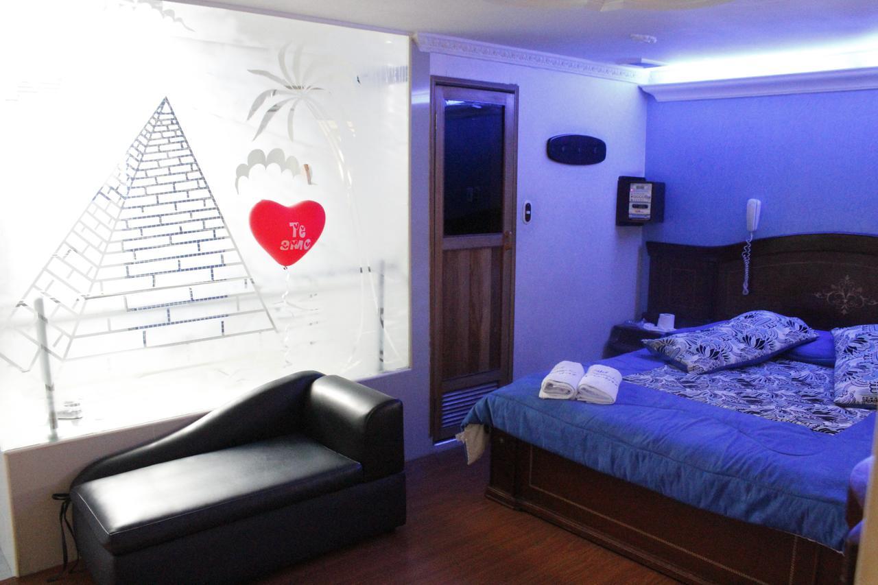 Motel Piramides De Cristal โบโกตา ภายนอก รูปภาพ