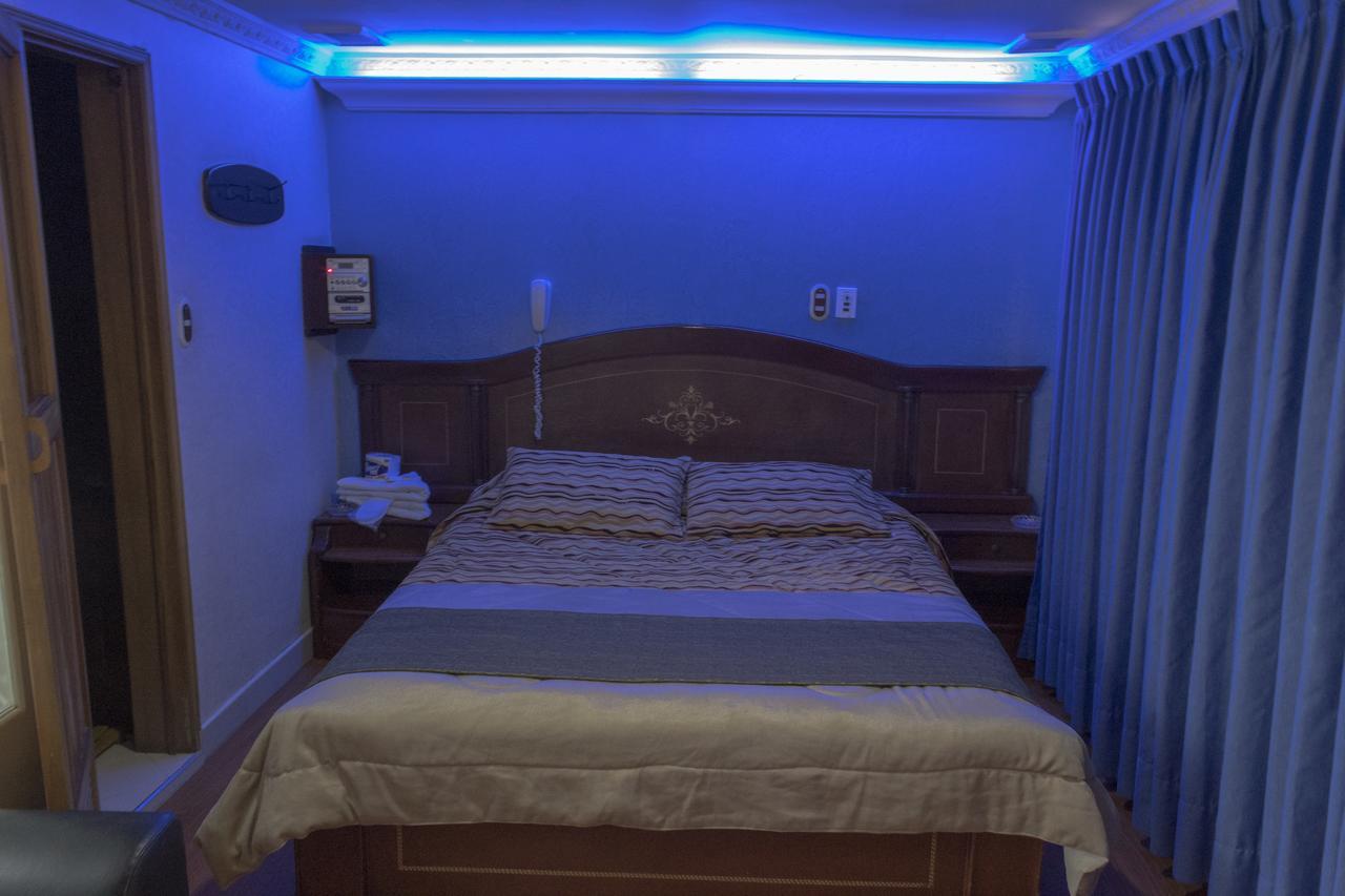 Motel Piramides De Cristal โบโกตา ภายนอก รูปภาพ